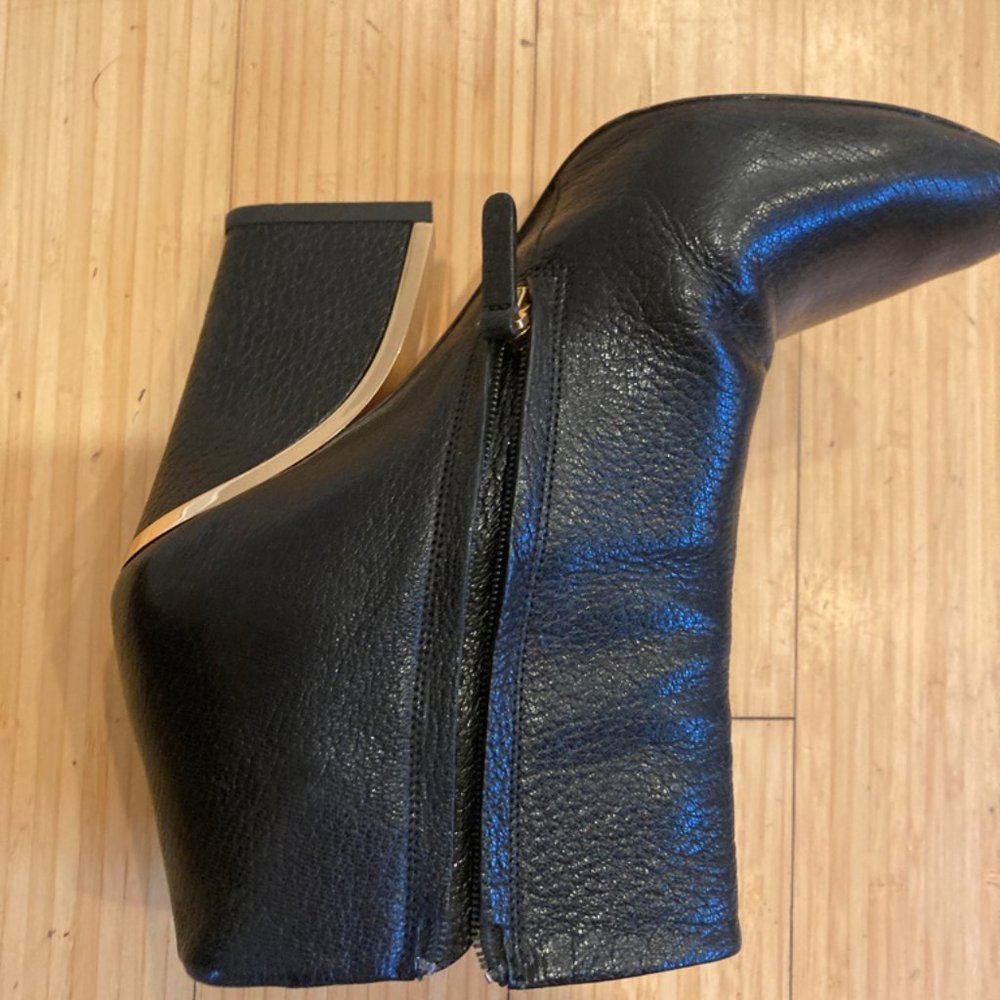Black Leather Zip Up Ankle Style With Gold Trim "Beckie Bootie" ~ Chloe sz 38 - Picture 5 of 12